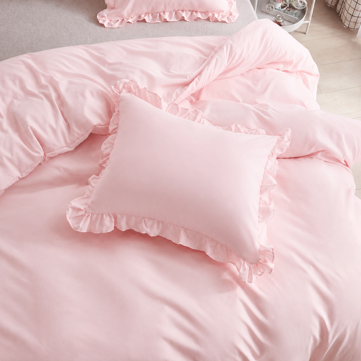 Luxelinen Ruffled Winter Comforter